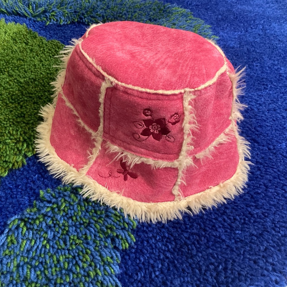 Embroiderd Pink SHerpa Bucket Hat OSFM - Picture 3 of 5